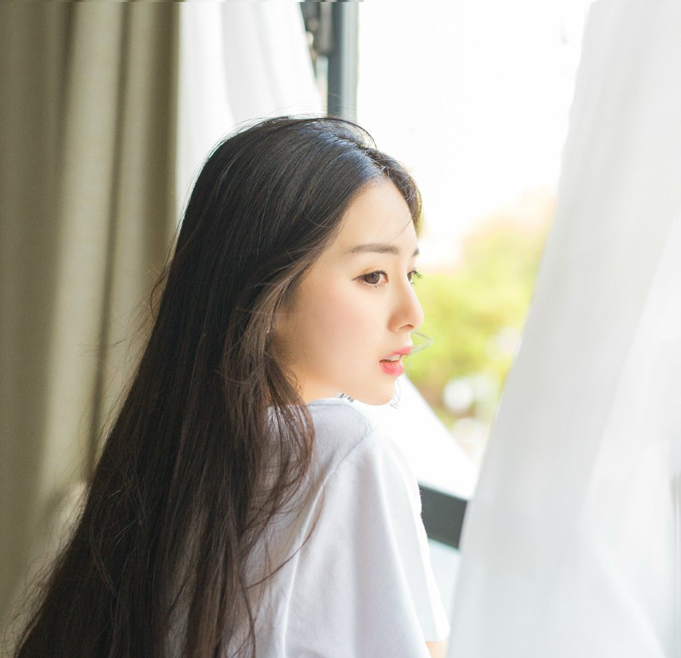 不少人闻言，不禁哽咽起来，吕蒙沉声道：“我已派人去通知主公，都督的葬礼，当由主公来主持，请诸位稍安勿躁，相信主公，会给我们一个交代，给都督一个交代，我吕蒙发誓，有生之年，哪怕拼的这颗头颅不要，也定要为都督报仇。”